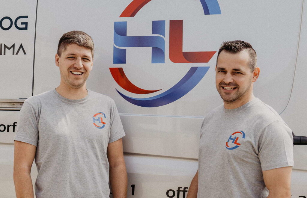 Christian Hiermann und Martin Lambert vor dem Firmenfahrzeug der Hiermann Lambert OG